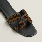 Hermès Oran sandal 'Gold / Noir' - Image 4
